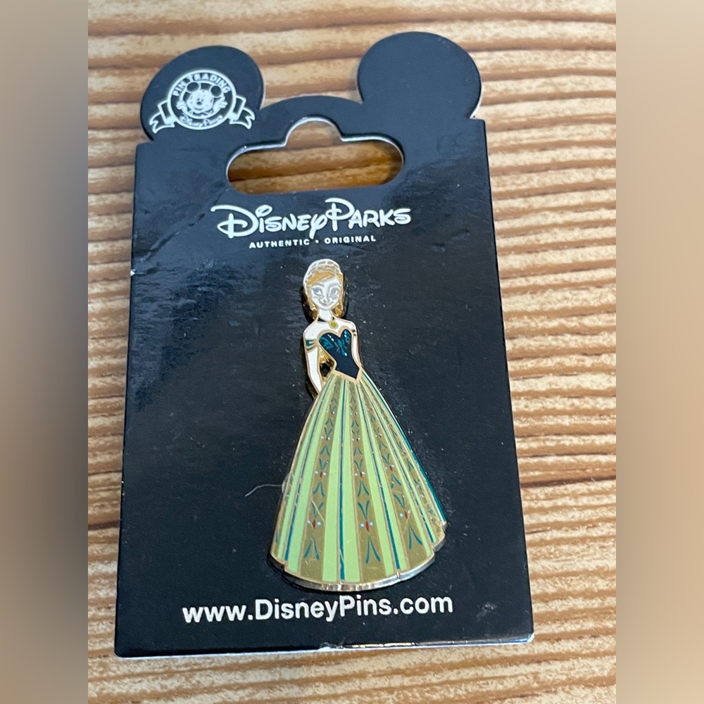 NWT Disney Frozen Princess Anna Green Dress  Pin collector set